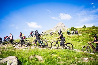 Hier fliegen gleich die Löcher aus dem Käse - Schweizer Biker-Polonäse. Hier fliegen gleich die Löcher aus dem Käse - Schweizer Biker-Polonäse.