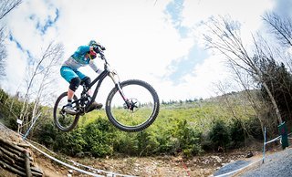 Die Roadgaps wurden direkt überflogen - Morgane Charre liebt Sprünge wie diese. Die Roadgaps wurden direkt überflogen - Morgane Charre liebt Sprünge wie diese.