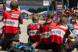 Die Schar der Fotografen wartet auf die Gesamweltcupsiegerin 2016: Catherine Pendrel