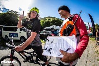 Statt mit Kameras und Fotorucksack war Sven Martin beim NZ Enduro mit Klemmbrettern und Walkie-Talkies beladen.