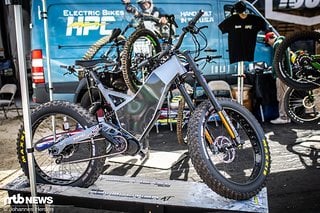 Badass-Powerbikes Teil 2: Das HPC Revolution sorgte schon im Vorjahr für Furore und ist auch dieses Jahr nicht, naja, schöner geworden. Für einen Platz bei den kuriosen Bikes reicht die Maschine, die bis 6000 Watt bietet, aber weiterhin.