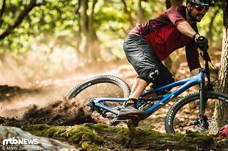 Kontrolliert lässt sich das Bike in Anlieger hinein driften – die Geometrie des Jeffsy gefällt! Kontrolliert lässt sich das Bike in Anlieger hinein driften – die Geometrie des Jeffsy gefällt!