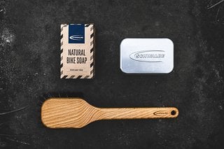 Das Schwalbe Natural Bike Soap kommt im praktischen Kit