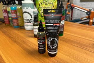 Das Silca Synergetic Race Grease reiht sich ein in eine Produktserie von Pflegeprodukten der Traditionsmarke, mit der man aus dem eigenen Bike das letzte bisschen Effizienz herausholen können soll.