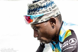Nathan Byukusenge aus Ruanda macht sich warm für das WM-Rennen.