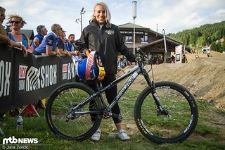 Caroline Buchanan mit ihrem Airborne Hardtail Caroline Buchanan mit ihrem Airborne Hardtail