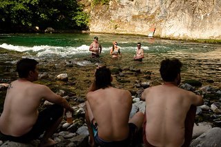 Muss kein Backflip sein, aber ein bisschen Eistonnen-Feeling ist definitiv gut für die lädierten Muskeln Muss kein Backflip sein, aber ein bisschen Eistonnen-Feeling ist definitiv gut für die lädierten Muskeln