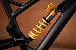 Hier kommt, wer hätte es gedacht, ein Öhlins-Fahrwerk mit Stahlfeder-Dämpfer zum Einsatz. Hier kommt, wer hätte es gedacht, ein Öhlins-Fahrwerk mit Stahlfeder-Dämpfer zum Einsatz.