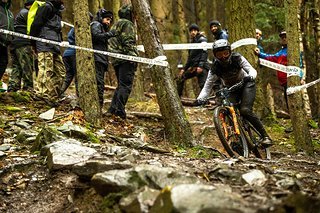 Pro-Stage: Die erste Stage am Samstagnachmittag ist mit Zuschauern gesäumt, obwohl es in Strömen regnet.