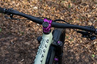 Das Race Face-Cockpit ist aufgeräumt und die lila Farbakzente passen sehr gut zu dem sonst schlichten Aufbau Das Race Face-Cockpit ist aufgeräumt und die lila Farbakzente passen sehr gut zu dem sonst schlichten Aufbau