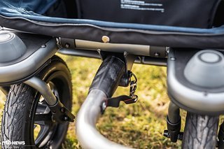 Die massive Weber Kupplung wird mittig in den Rahmen gesteckt und über einen Verschluss gesichert Die massive Weber Kupplung wird mittig in den Rahmen gesteckt und über einen Verschluss gesichert