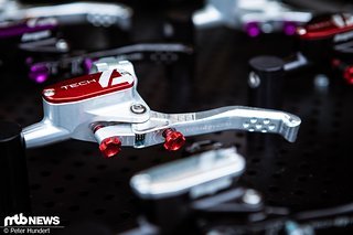 Die neuen Hope Tech 4-Bremse wartet mit einem überarbeiteten Hebel und mehr Power auf. Die neuen Hope Tech 4-Bremse wartet mit einem überarbeiteten Hebel und mehr Power auf.