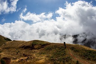 Erst über, dann direkt in den Wolken.