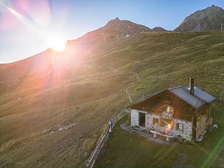 Nicht nur Alphütten, sondern auch Bergbahnen, Bikeshops und Co. haben sich in Graubünden auf das Thema MTB fokussiert. Nicht nur Alphütten, sondern auch Bergbahnen, Bikeshops und Co. haben sich in Graubünden auf das Thema MTB fokussiert.