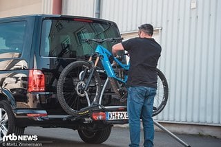 Fahrräder auf Heckträger transportieren: Nach neuer-alter Regelung gehört hier ab sofort eine Warntafel dran.