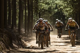 Im Feld der Damen setzten sich früh auf der zweiten Etappe die drei erfolgreichen Teams der beiden vorangegangenen Tage ab.