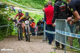 Margot Moschetti kämpft sich den Berg hinauf. Ihr folgt Malene Degn, welche im Ziel leicht vor ihr ist.