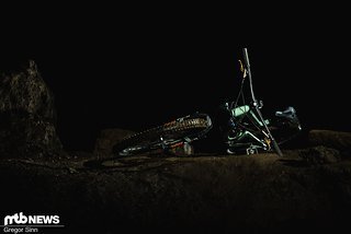 Es sind zwar einige Lampen in den Gängen montiert, meist ist es ohne Stirnlampe allerdings einigermaßen finster. Es sind zwar einige Lampen in den Gängen montiert, meist ist es ohne Stirnlampe allerdings einigermaßen finster.
