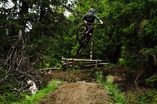 Style und weite Sprünge – Manon Carpenter auf den schwedischen Trails unterwegs Style und weite Sprünge – Manon Carpenter auf den schwedischen Trails unterwegs