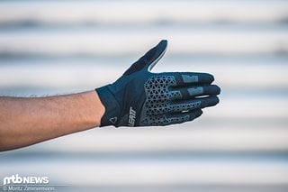 Slip On-Design, Protektor am Handrücken und eine dünne Innenhand bekommt man beim Leatt Glove MTB 4.0 Lite für rund 74 €.