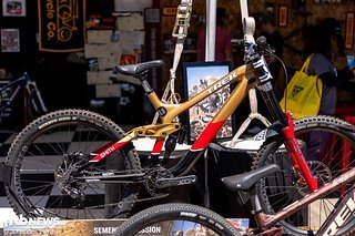 Trek, Nummer 3: Ein Trek Session in Gold/rot/schwarz.