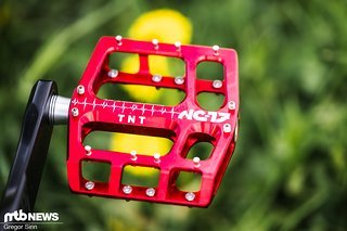 Für die optimale Verbindung zwischen Mensch und Maschine haben die traktionsstarken wie edel gestalteten Flat-Pedale aus dem Hause NC-17 gesorgt.