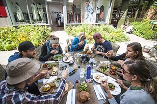 Die Reisegruppe Enduro World Series bei ihrer liebsten Nebenbeschäftigung ... Die Reisegruppe Enduro World Series bei ihrer liebsten Nebenbeschäftigung ...