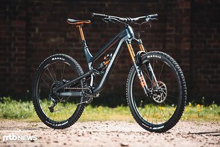Das Radon Swoop 10.0 HD rollt auf 29"-Laufrädern und verfügt über satte 170 mm Federweg an Front und Heck. Das Radon Swoop 10.0 HD rollt auf 29"-Laufrädern und verfügt über satte 170 mm Federweg an Front und Heck.