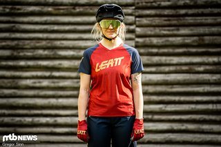 Das Leatt Jersey MTB 2.0 Women fällt größengetreu aber tendenziell figurbetont und kurz aus.