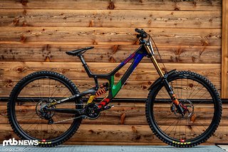 Greg Minnaar geht mit einem schicken Custom-V10 im Südafrika-Design an den Start.