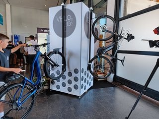 Für Privatleute ebenso interessant wie auch für Betriebe mit Fahrrad-Garagen – das Velolift-System spart Platz und kann auch schwere E-Bikes stemmen.