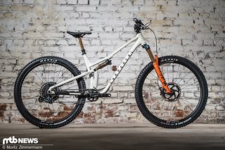 Das Commencal Tempo verfügt über 140 mm Federweg vorn, 125 mm am Heck und rollt auf 29"-Laufrädern Das Commencal Tempo verfügt über 140 mm Federweg vorn, 125 mm am Heck und rollt auf 29"-Laufrädern