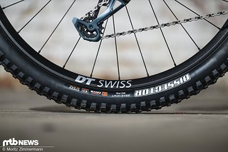 Die DT Swiss Aluminium-Felgen sind mit Maxxis Minion DHR- und Maxxis Dissctor-Reifen mit EXO-Karkasse bestückt. Die DT Swiss Aluminium-Felgen sind mit Maxxis Minion DHR- und Maxxis Dissctor-Reifen mit EXO-Karkasse bestückt.