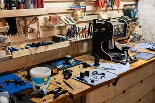 Der FLI Venturi soll Heimwerkern und kleinen Werkstätten beim perfekten Entlüften des Fahrwerks helfen. Preislich liegt das Gerät bei 1.249 € (UVP).