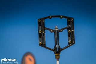 große Aufstandsfläche, 10 Pins je Seite. Praktisch bei abgerissenen Pins: Inbus oben und unten an den Pins. große Aufstandsfläche, 10 Pins je Seite. Praktisch bei abgerissenen Pins: Inbus oben und unten an den Pins.