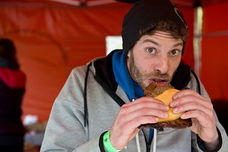 Stärkung für zwischendurch: Die Steak-Sandwich Brötchen scheinen zu schmecken