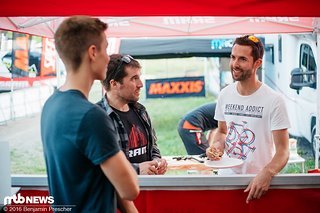 Während die neuen Schaltgruppen an den Bikes von Eric und Martin montiert wurden, unterhielten sich die beiden Gewinner mit SRAMs PR-Koordinator Frank Ripper