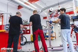 Als langes Band kommt das Material heraus und kühlt währenddessen ab.
