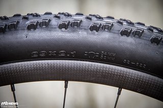 Maxxis gibt eine Breite von 54 mm an den Außenstollen an, die der Reifen auf einer breiten Felge auch erreicht Maxxis gibt eine Breite von 54 mm an den Außenstollen an, die der Reifen auf einer breiten Felge auch erreicht