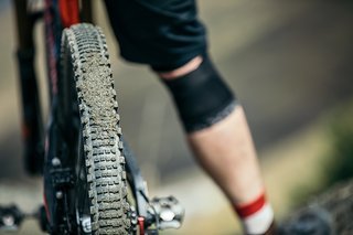 Bei entsprechenden Bodenverhältnissen soll der e*thirteen S/S-Reifen die eierlegende Wollmilchsau sein und trotz seines flachen Profils viel Grip und wenig Rollwiderstand vereinen. Bei entsprechenden Bodenverhältnissen soll der e*thirteen S/S-Reifen die eierlegende Wollmilchsau sein und trotz seines flachen Profils viel Grip und wenig Rollwiderstand vereinen.