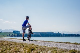 Am Lech angekommen blicken wir über einen ausgedehnten Stausee