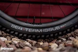 Das Trek Slash 9.9 X01 ist mit Bontrager Line Elite-Laufrädern samt Carbon-Felgen ausgerüstet.