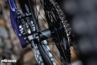 Die Laufräder inklusive Carbon-Felgen stellt Giant selbst her. Die Laufräder inklusive Carbon-Felgen stellt Giant selbst her.