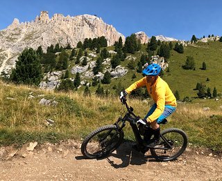 Thomas ist ein Biker erster Stunde und hat mit allen möglichen Fahrrädern schon alle möglichen Trails unter die Stollen genommen. Inzwischen ist er ein begeisterter E-Biker. Wir heißen ihn herzlich Willkommen in unserem Team! Thomas ist ein Biker erster Stunde und hat mit allen möglichen Fahrrädern schon alle möglichen Trails unter die Stollen genommen. Inzwischen ist er ein begeisterter E-Biker. Wir heißen ihn herzlich Willkommen in unserem Team!