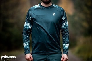 Das Trail Storm-Trikot ist aus dickerem Stoff mit weichem Material auf der Innenseite