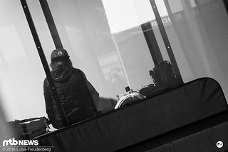 Morgens früh in den Pits, wartet Laurie Greenland bei Martin "the Masseur" bis sein Knöchel, der ihm seit Anfang der Saison Probleme bereitet, versorgt wird.