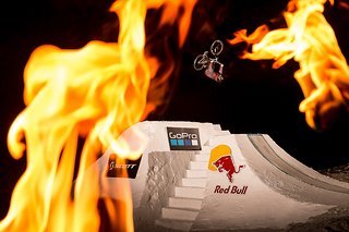 Markus Saurer mit einem Backflip beim White Style 2017