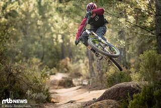 Eigentlich ist das Ibis Mojo HD4 viel zu schön (und teuer), um es mit Vollgas in rabiatem Gelände über Stock und Stein zu prügeln Eigentlich ist das Ibis Mojo HD4 viel zu schön (und teuer), um es mit Vollgas in rabiatem Gelände über Stock und Stein zu prügeln