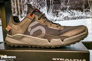 Der Adidas Five Ten Trail Cross löst den erfolgreichen Adidas Terrex-Schuh ab und soll sich ideal für den Bike-Wander-Einsatz eignen