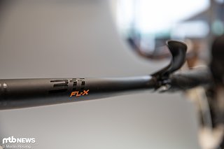 Der Sqlab 311 FL-X-Lenker soll die auf den Fahrer wirkende Belastung deutlich reduzieren und bis zu 30 % mehr Flex bieten als herkömmliche Lenker. Der Sqlab 311 FL-X-Lenker soll die auf den Fahrer wirkende Belastung deutlich reduzieren und bis zu 30 % mehr Flex bieten als herkömmliche Lenker.